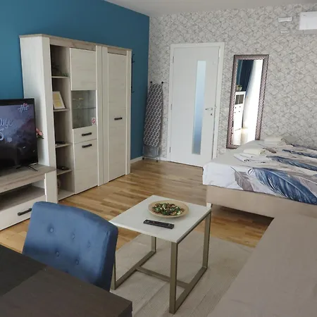 Lux 10 Center, Free Parking *