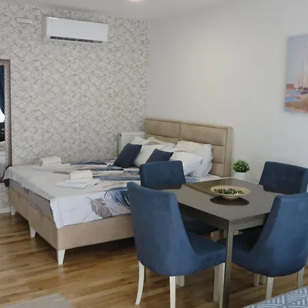 Lux 10 Center, Free Parking