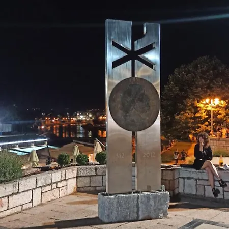 Lux 10 Center, Free Parking Ni