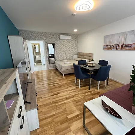 Lux 10 Center, Free Parking Apartman