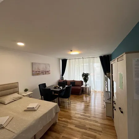 Lux 10 Center, Free Parking *